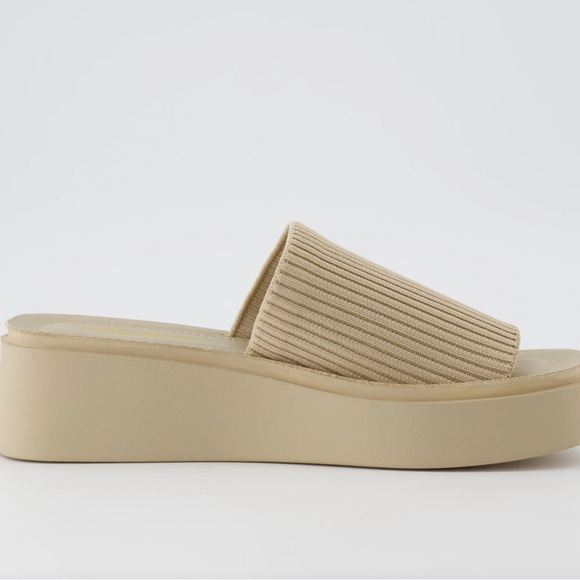 CUSHIONAIRE MEMORY FOAM PIM KNIT PLATFORM SANDAL BEIGE COLOR SIZE 10 M *NO BOX * - Picture 4 of 6